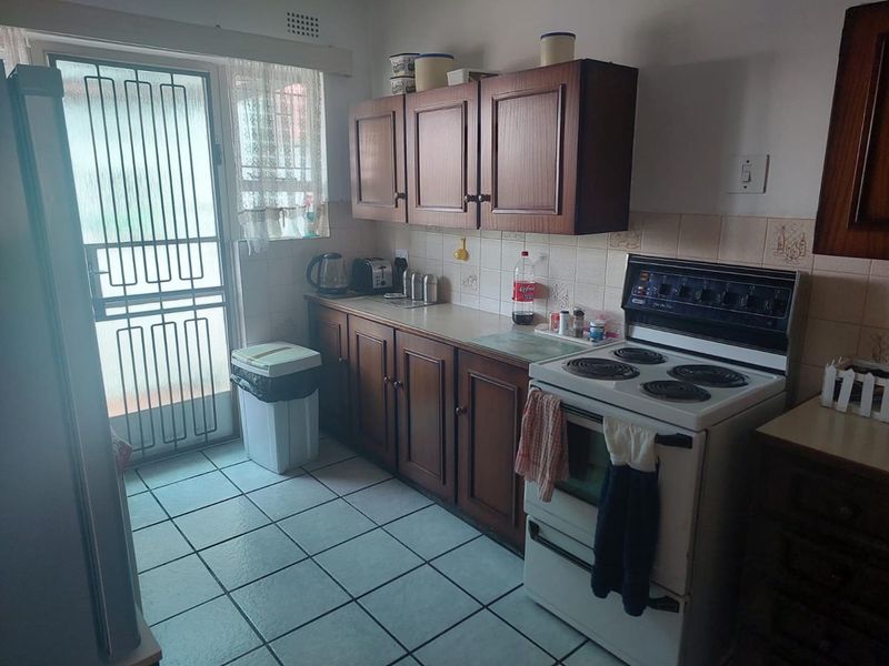 Pet Friendly Three Bedroom Home with Private Garden - Photo 10