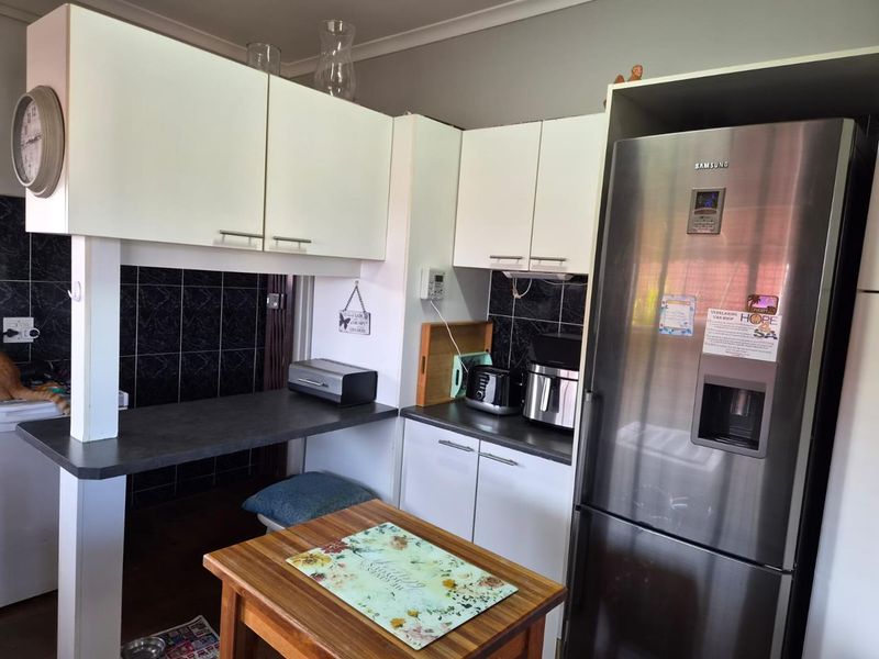 Spacious three-bedroom family home in Bluff featuring a swimming pool, lapa, and scenic garden views. Includes flatlet - Photo 6