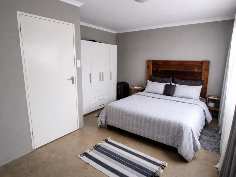 Charming 3-Bedroom Home in a Tranquil Estate - Photo 5