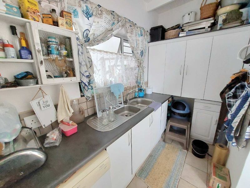 Spacious 4-Bedroom Gem: Perfect for Family & Entertaining! - Photo 5