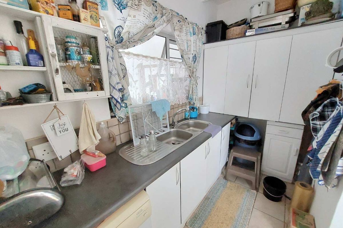 Spacious 4-Bedroom Gem: Perfect for Family & Entertaining! - Photo 5