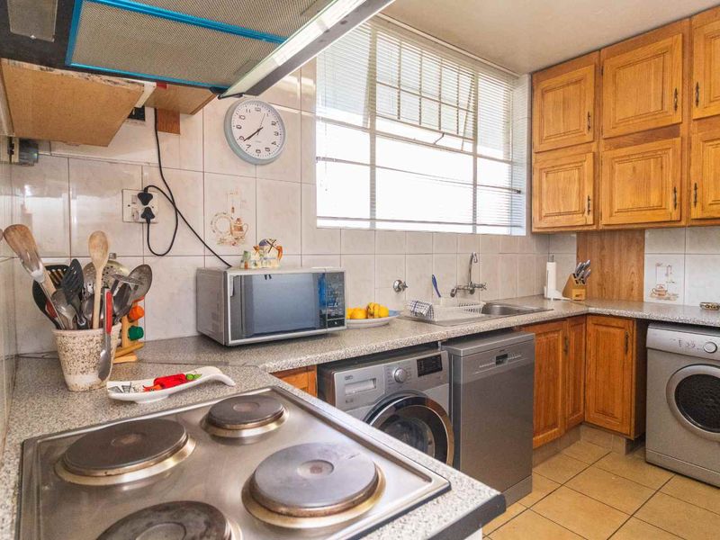 3 BEDROOM GROUND FLOOR FLAT - Photo 6