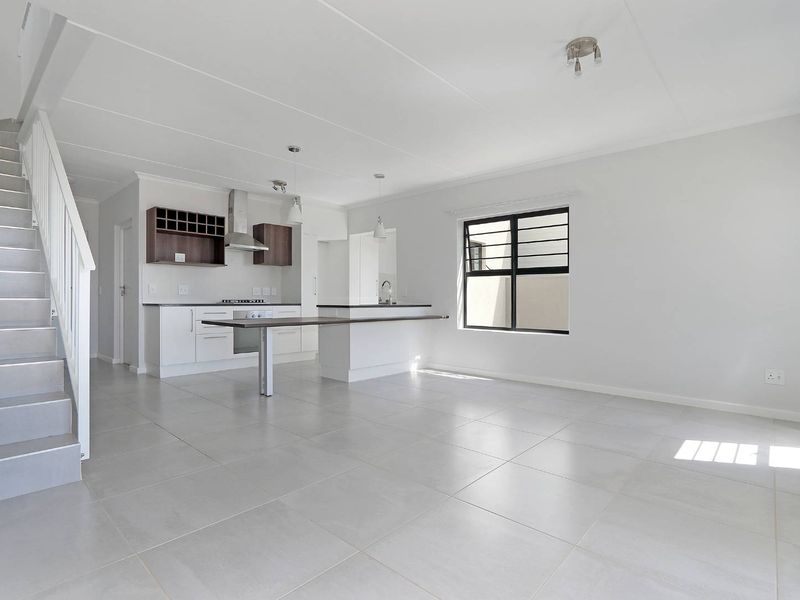 Spacious three bedroom townhouse with Double garage - Photo 7
