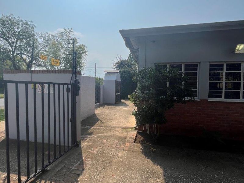 PRIME OFFICES TO RENT AND SITUATED AT 546 18TH AVENUE RIETFONTEIN  FOR ONLY R 35 000 PER MONTH. - Photo 4