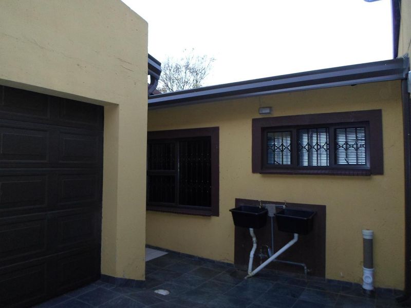 Stylish Double-Story Home with Future Flatlets! - Photo 4