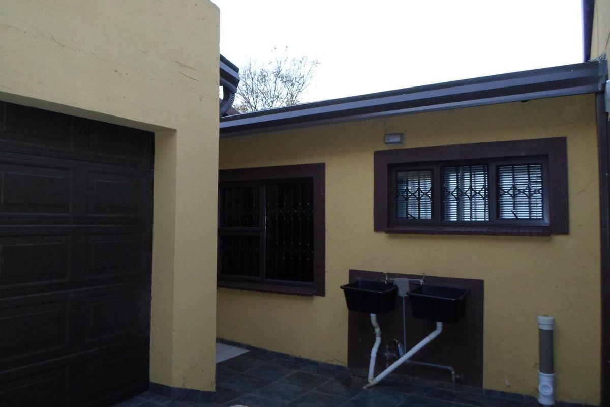 Stylish Double-Story Home with Future Flatlets! - Photo 4