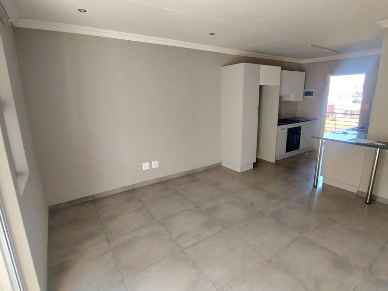 Bright 2-Bedroom Apartment with Open-Plan Living & Extra Storage - Photo 10