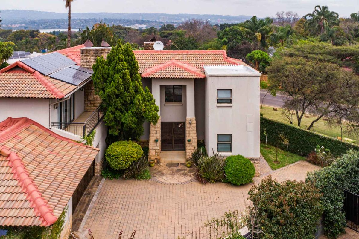 Elegant Family Living in Prestigious Thornwoods Estate, Faerie Glen - Photo 2