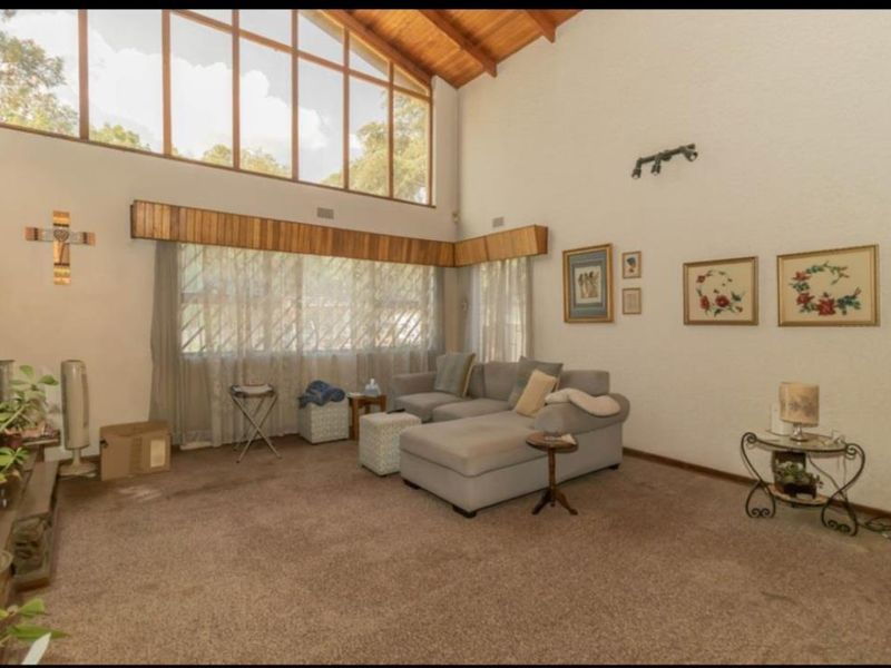 5 Bedroom House For Sale - Photo 10