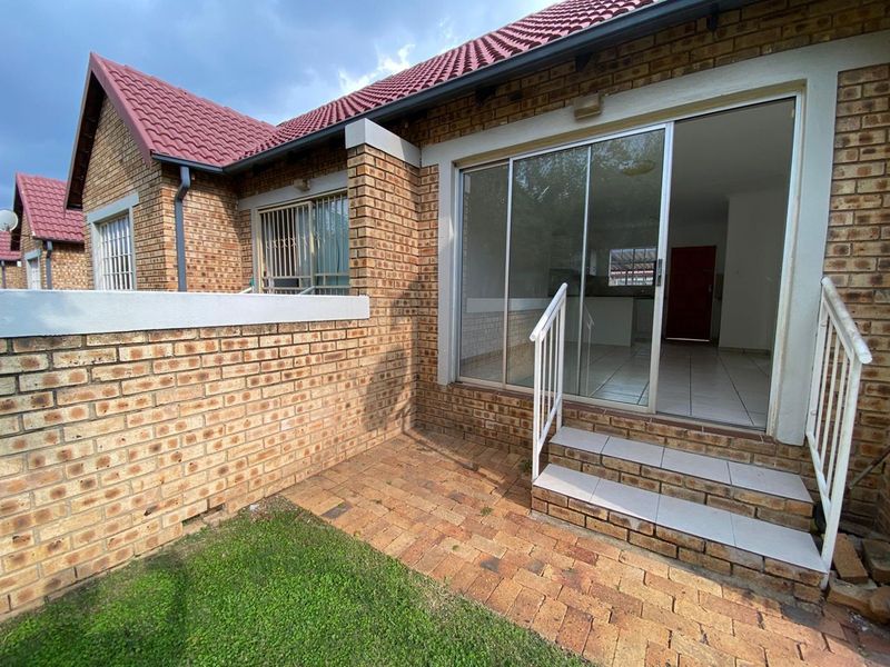 2 Bedroom Townhouse with  Wrap-Around Garden in Heuwelsig Estate! - Photo 9