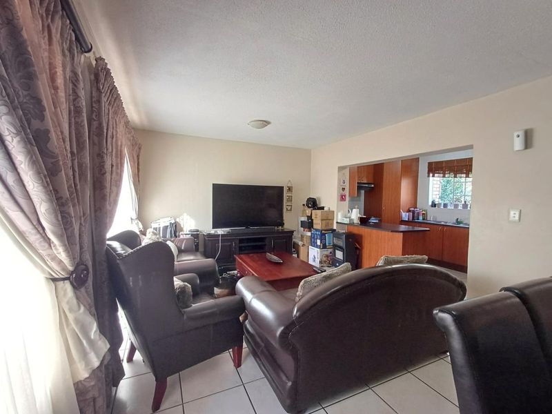 3 Bedroom, 2 Bathroom Duplex with Garden in Olivedale Complex Pet Friendly – All You Can Ask For! - Photo 8