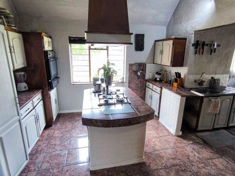 Expansive 4-Bedroom Family Haven with Premier Entertaining Spaces - Photo 4