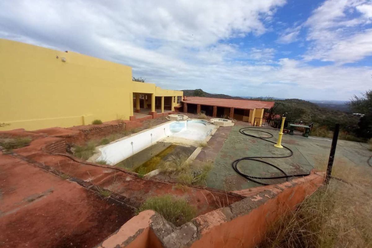 Renovators  Dream  - Price Negotiable - Photo 2