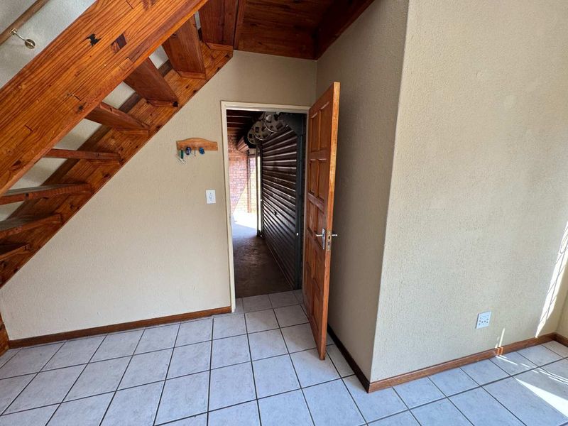 Stunning 3 bedroom townhouse to rent in Weltevredenpark - Photo 2