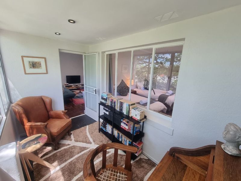 Stunning Furnished 2-Bedroom Apartment for Rent in Tamboerskloof - Photo 3