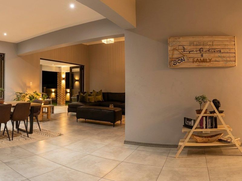 Single Level Contemporary Family Living on an Expansive 880sqm Stand - Photo 5
