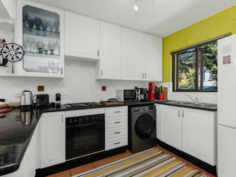 TOP FLOOR APARTMENT, BOASTING LOADS OF NAURAL LIGHT, HIGH CEILINGS AND IN A FANTASTIC LOCATION - Photo 4