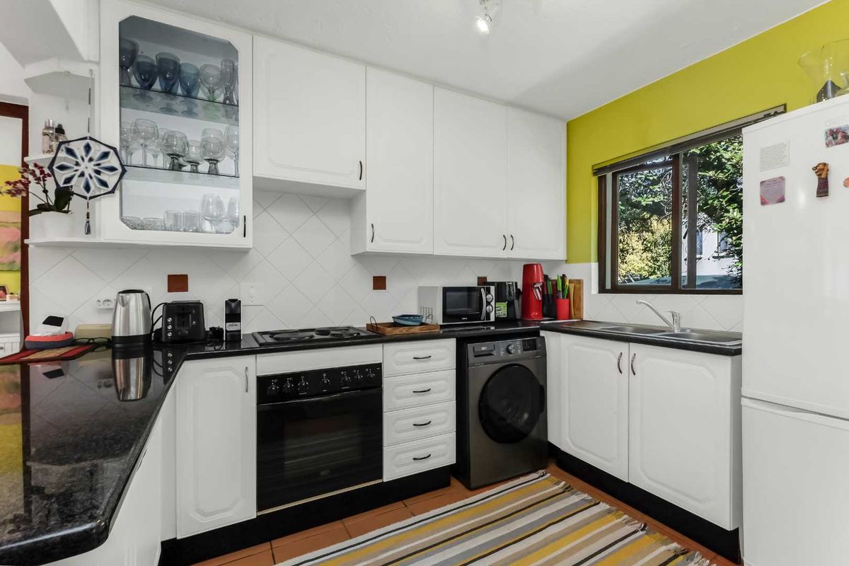 TOP FLOOR APARTMENT, BOASTING LOADS OF NAURAL LIGHT, HIGH CEILINGS AND IN A FANTASTIC LOCATION - Photo 4
