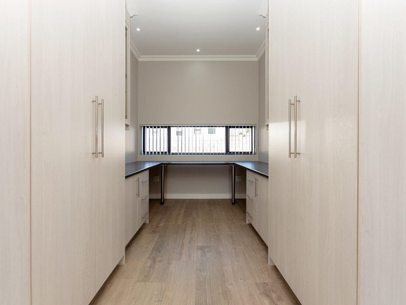 4 Bedroom House in Upmarket, Myburgh Park - Photo 9