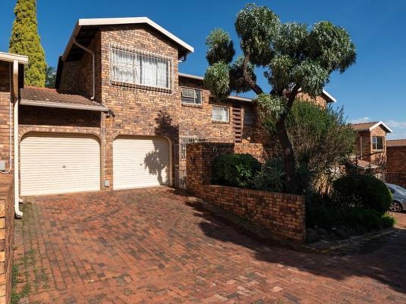 3 Bedroom Family Home in a Secure Glenvista Gardens Complex - Photo 2