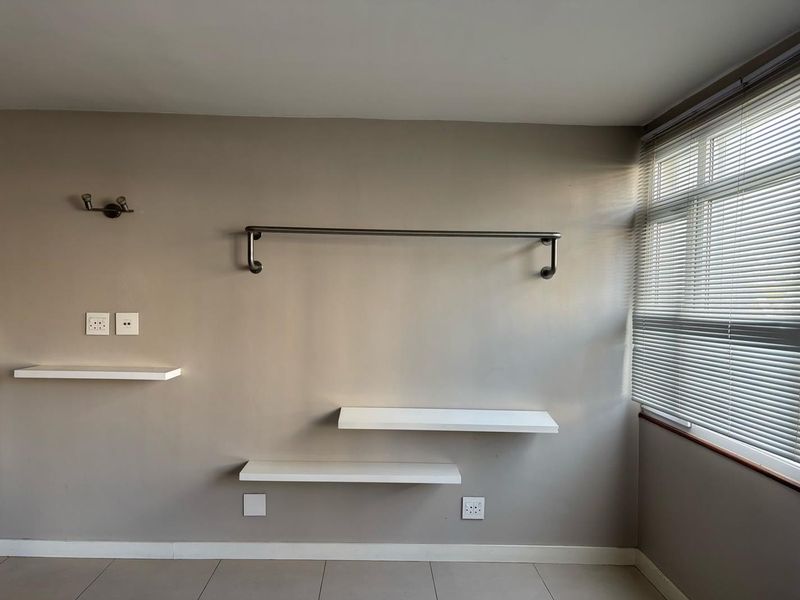 Stylish Studio with Parking in Airbnb-Friendly Block - Photo 4