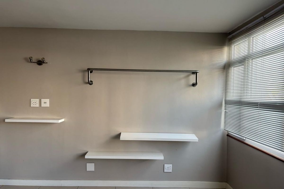 Stylish Studio with Parking in Airbnb-Friendly Block - Photo 4