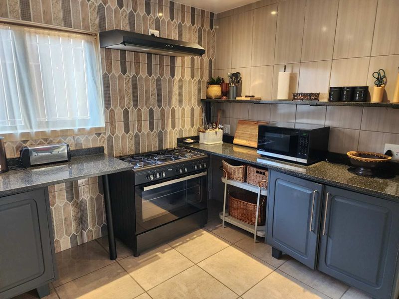 Fully Furnished, 4-Bedroom Townhouse, minutes away from Loftus Versfeld - Photo 3