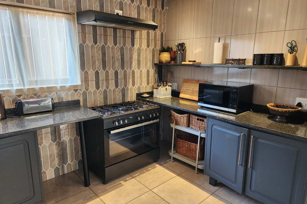 Fully Furnished, 4-Bedroom Townhouse, minutes away from Loftus Versfeld - Photo 3