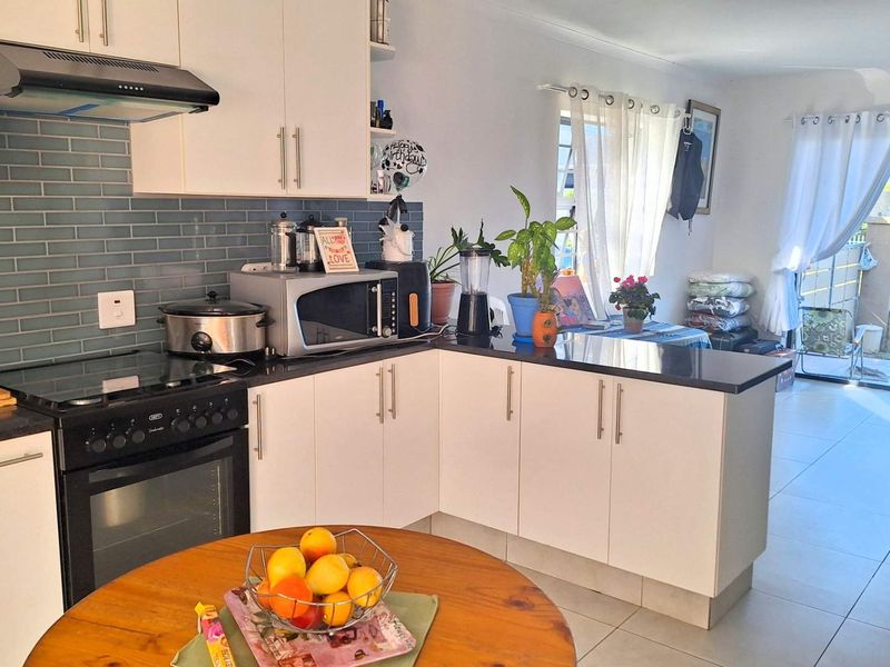 Charming 3 Bedroom Townhouse with Scenic Views for Sale Opposite Mossel Bay Golf Estate - Photo 2