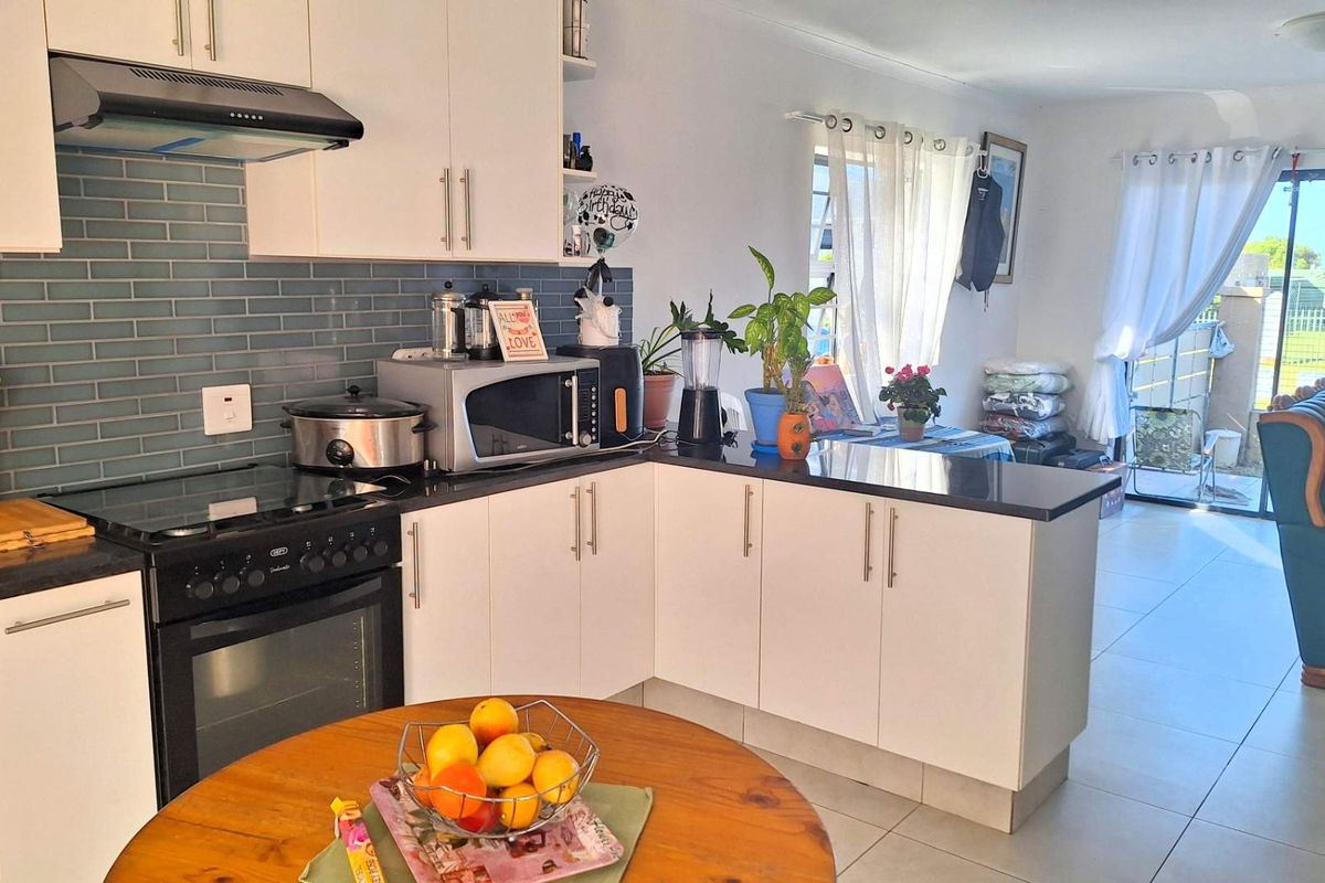 Charming 3 Bedroom Townhouse with Scenic Views for Sale Opposite Mossel Bay Golf Estate - Photo 2