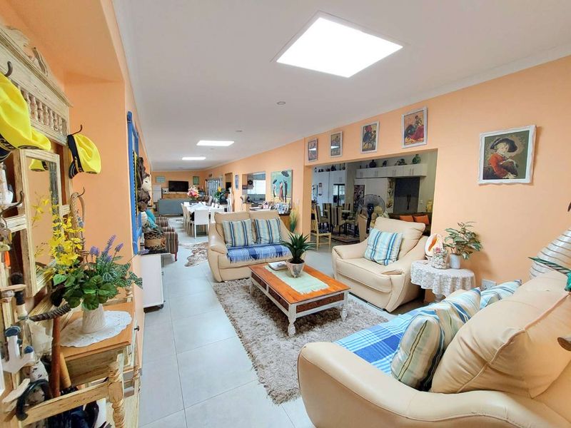 Spacious Family Home with Separate Flat - Photo 3