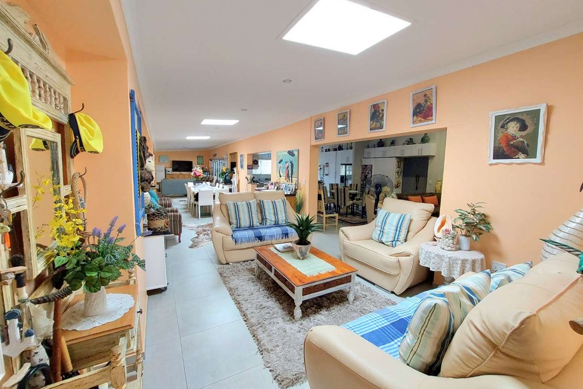 Spacious Family Home with Separate Flat - Photo 3