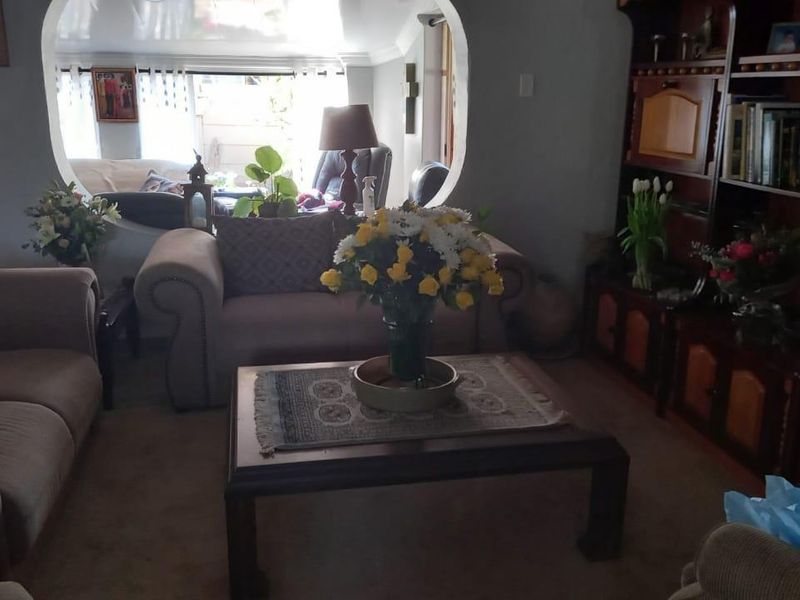 GOLDEN OLDIE - CLOSE TO SCHOOLS AND SHOPPING CENTRES - Photo 2