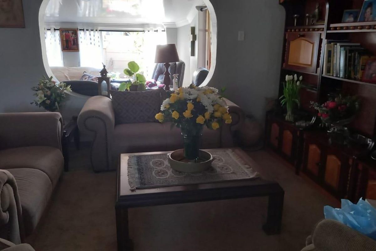 GOLDEN OLDIE - CLOSE TO SCHOOLS AND SHOPPING CENTRES - Photo 2