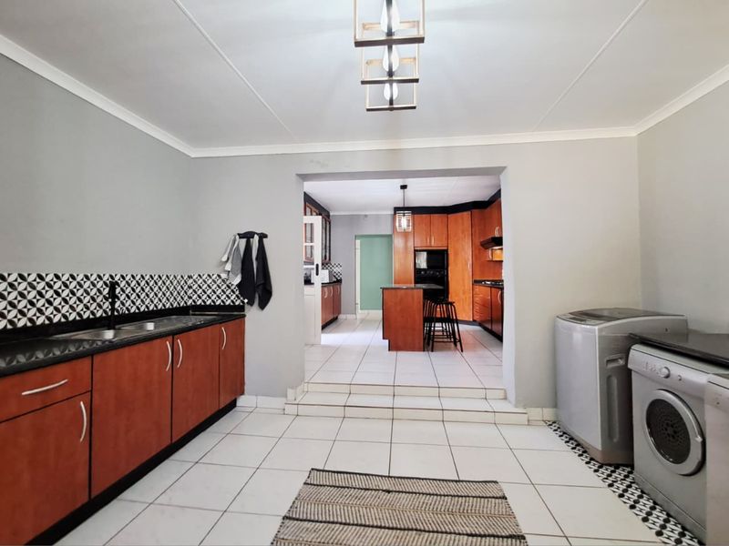 6 Bedroom House for Sale in Brackenhurst - Photo 7