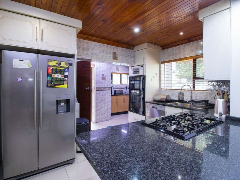 Beautiful 3-Bedroom Home with a Flatlet - Photo 10