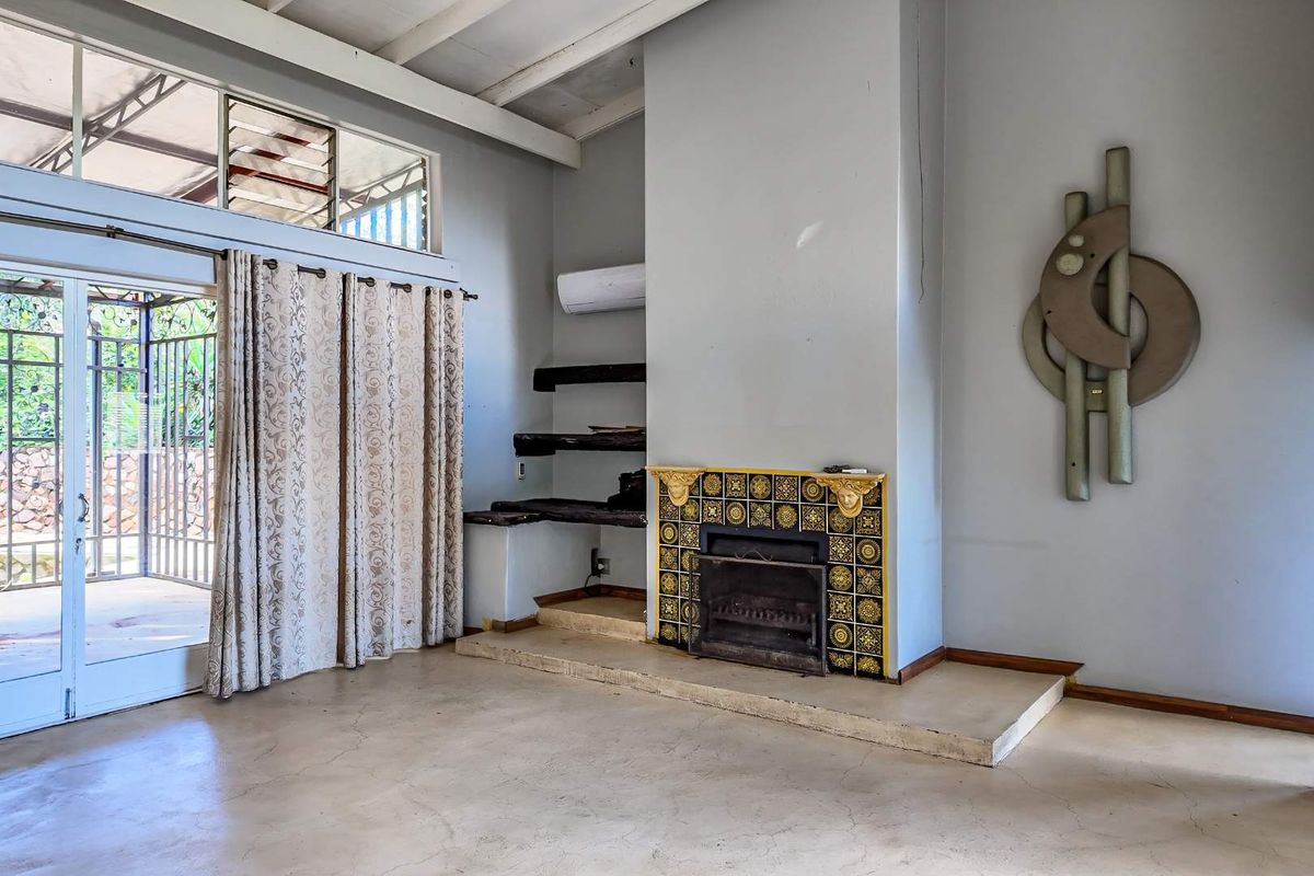 "Dive Into Comfort: Stunning Poolside Sanctuary with Granny Flat!" - Photo 5