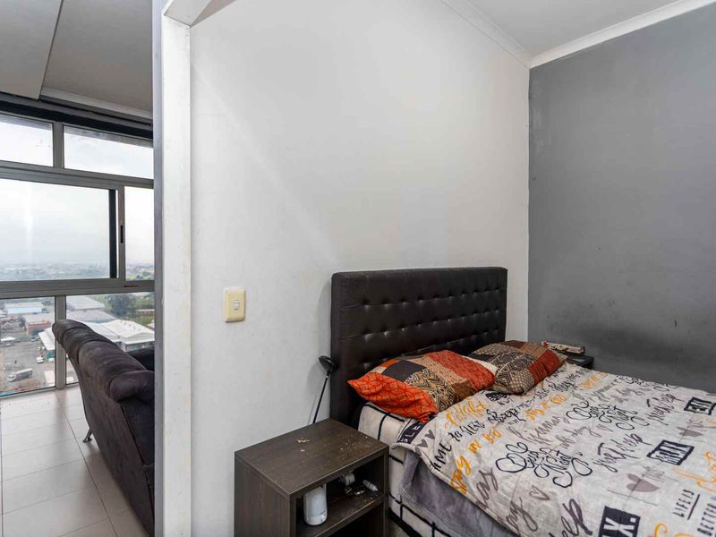 Top-Floor Gem with Breathtaking Views of Table Mountain and the City - Photo 9