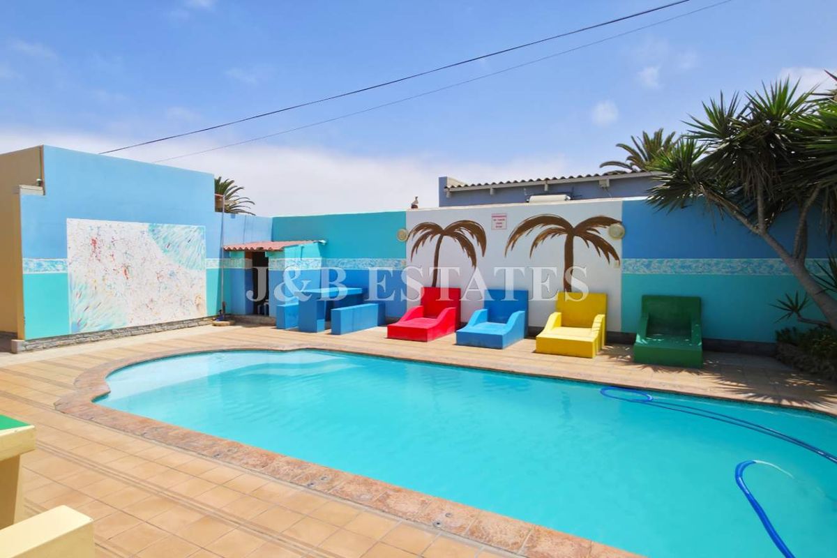 Fully Operational Guesthouse - Photo 2