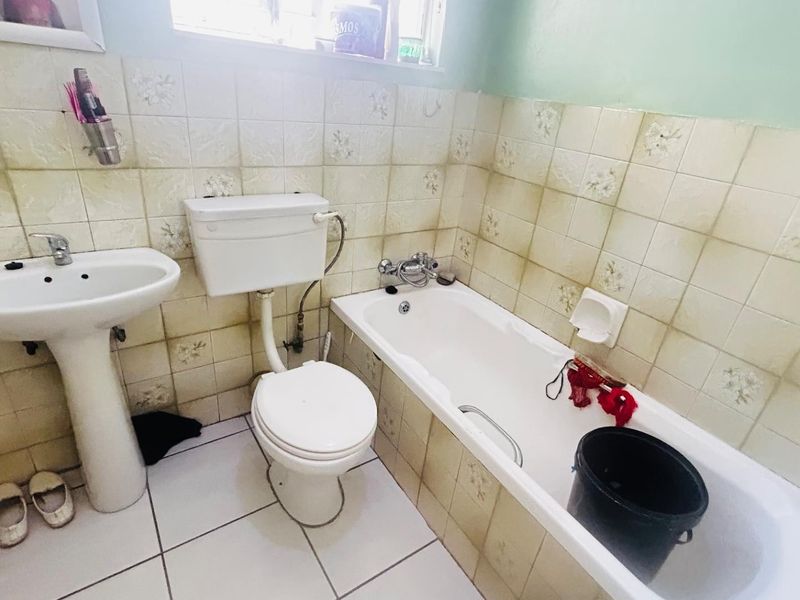 House For Sale in Tulisa Park, Johannesburg - Photo 5