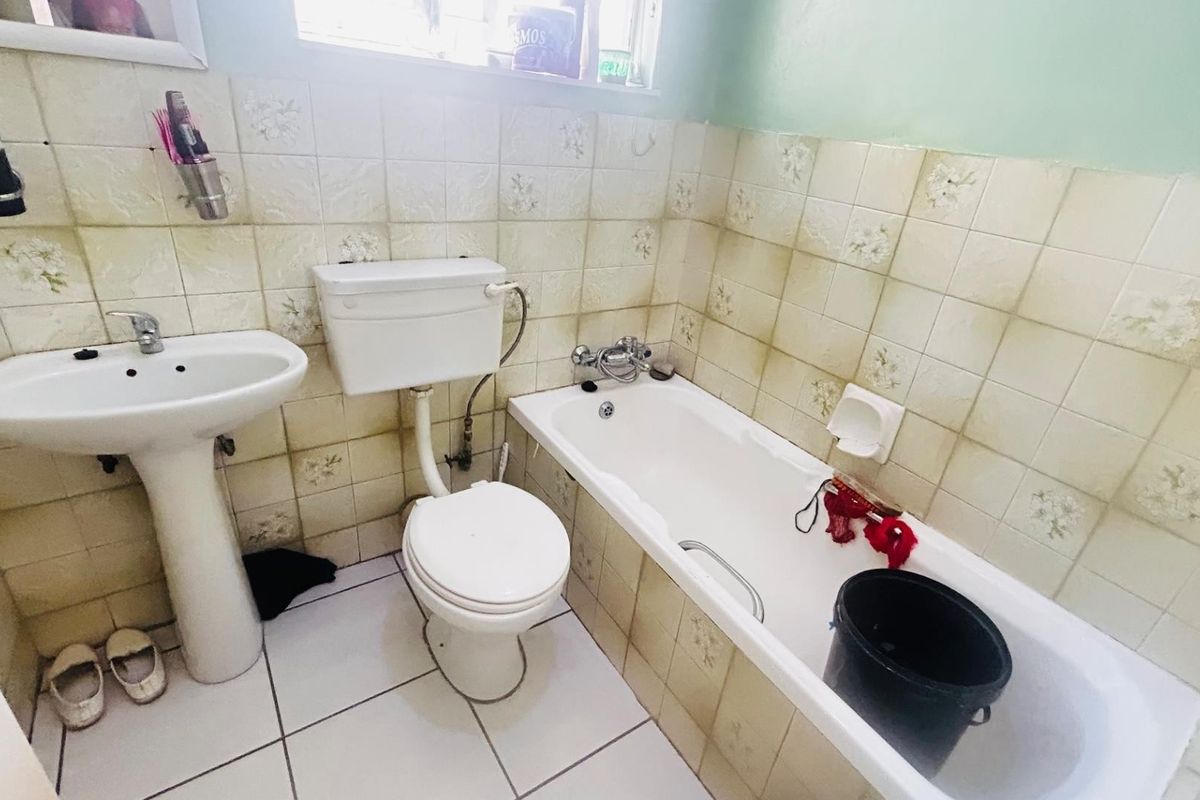 House For Sale in Tulisa Park, Johannesburg - Photo 5