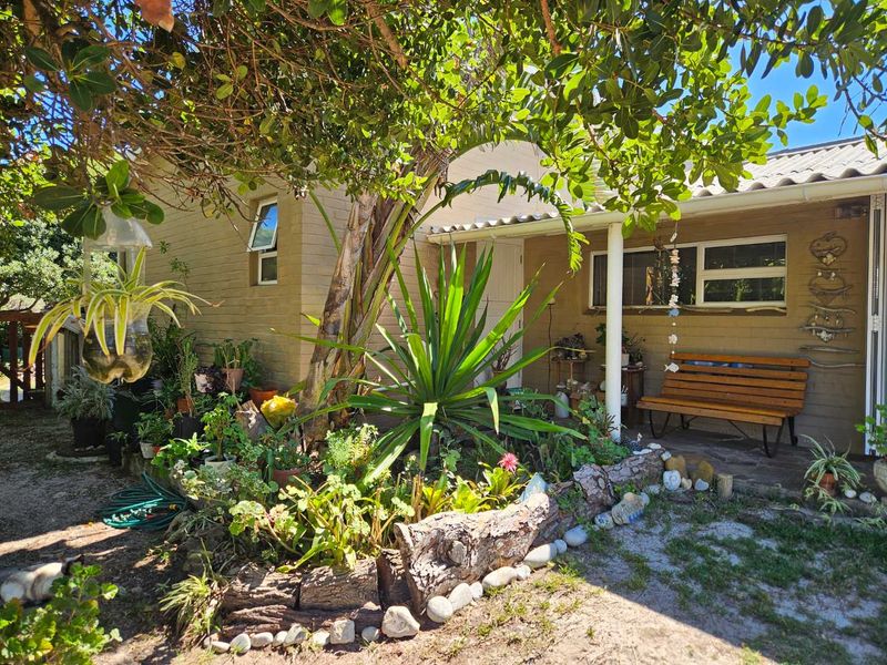 Space, privacy, and abundant birdlife on an extra-large stand - Photo 3