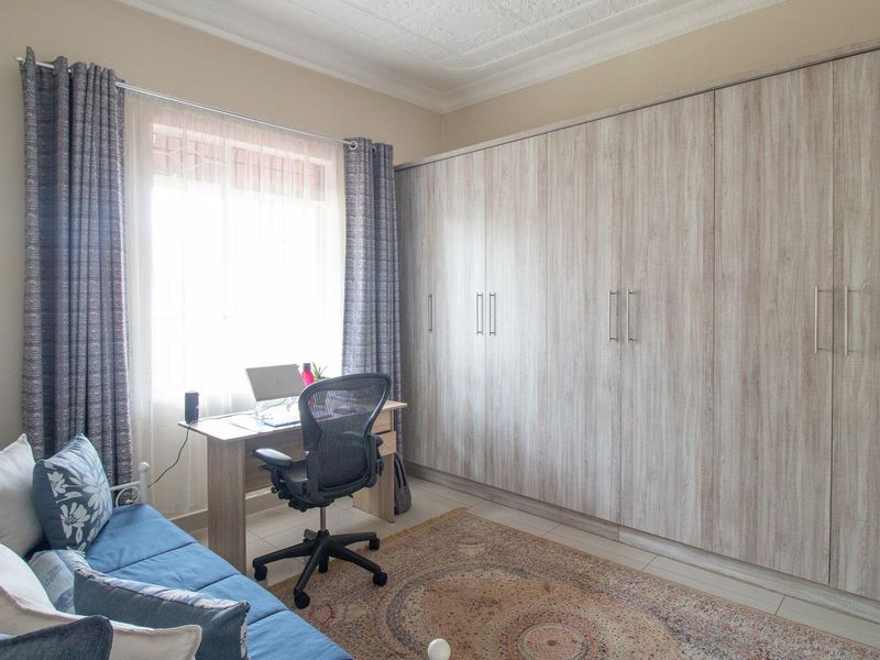 Charming 3-Bed Home with Income-Generating Flatlets! - Photo 9