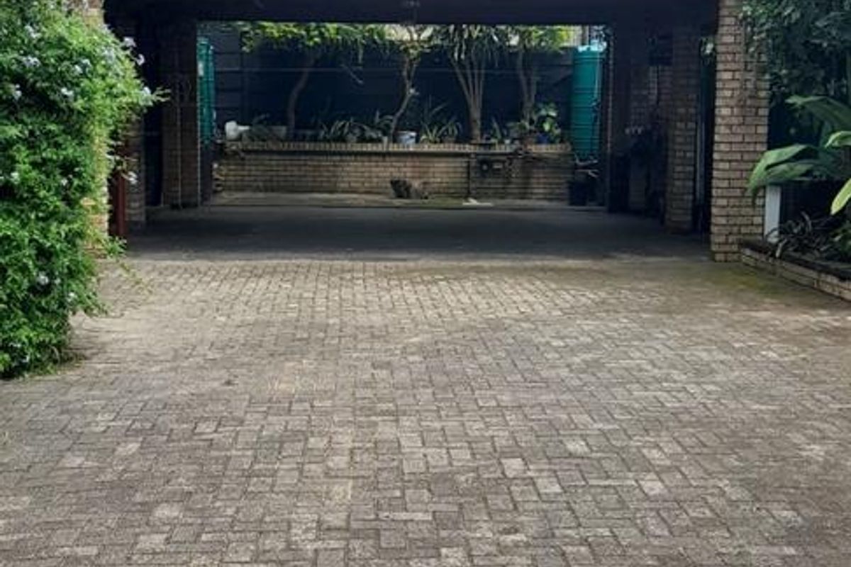 A generous corner stand, offering ample space and privacy. - Photo 2