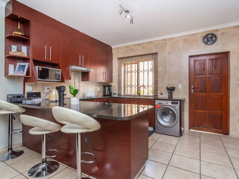 Stunning duplex townhouse For Sale in Willowbrook - Photo 3