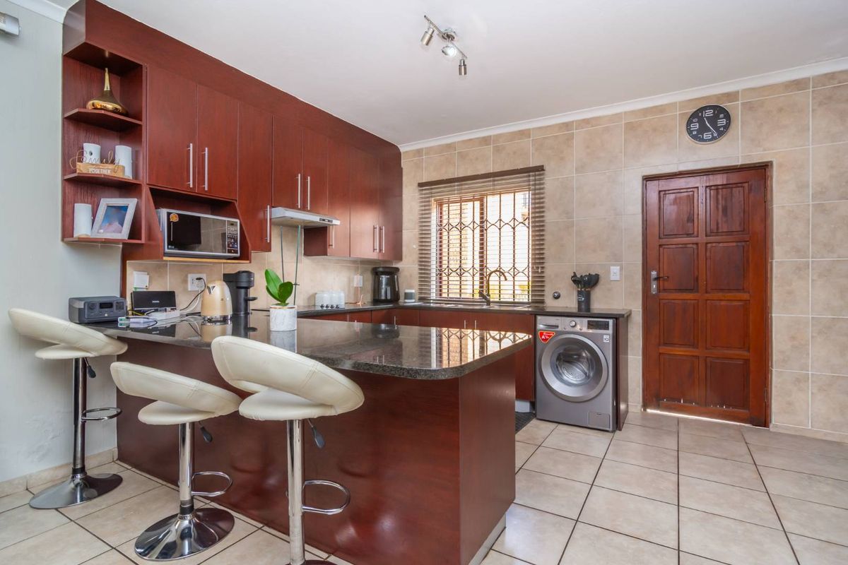 Stunning duplex townhouse For Sale in Willowbrook - Photo 3