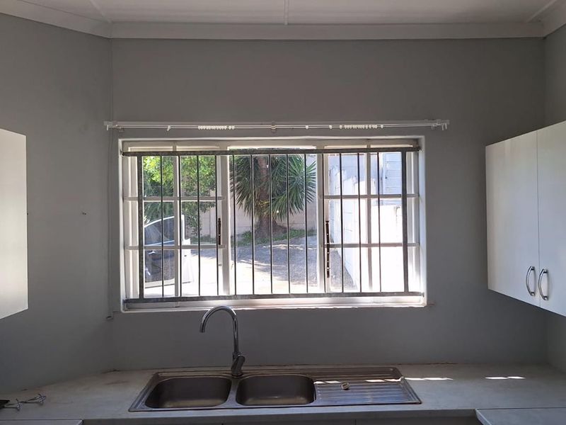 Charming 2 Bedroom House to rent in Beacon Bay - Photo 3