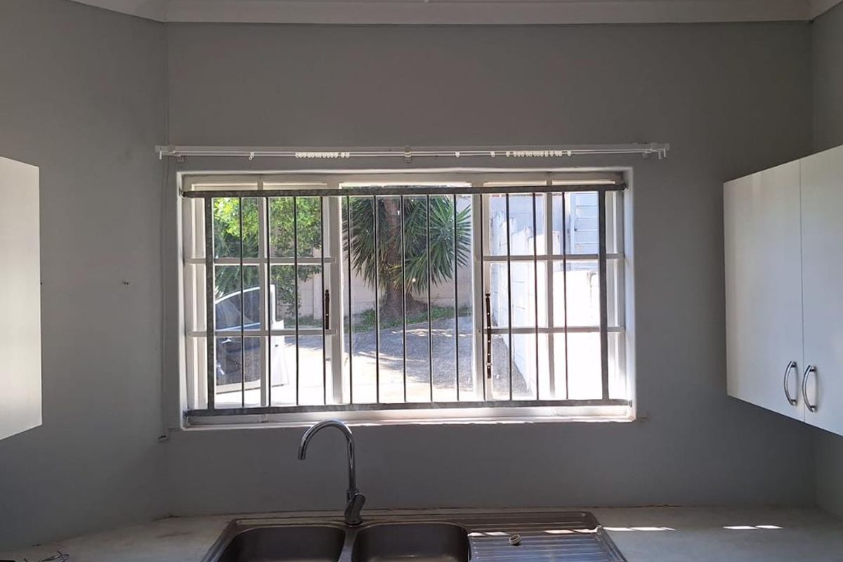 Charming 2 Bedroom House to rent in Beacon Bay - Photo 3