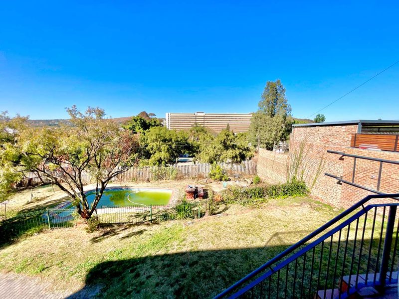 **7-Bedroom, 3-Level Home: Perfect for Dual Family Living or Commune Potential** - Photo 5