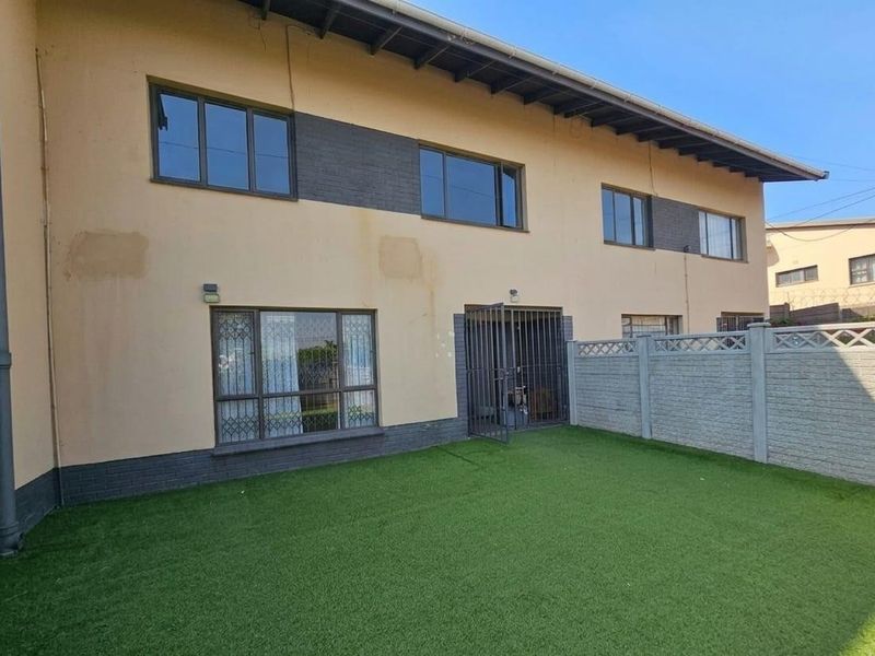 Bright and spacious 3-bedroom unit available in a very popular area on the Bluff! - Photo 1
